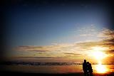 Insieme accarezzati dalla luce romantica del sole sul mare