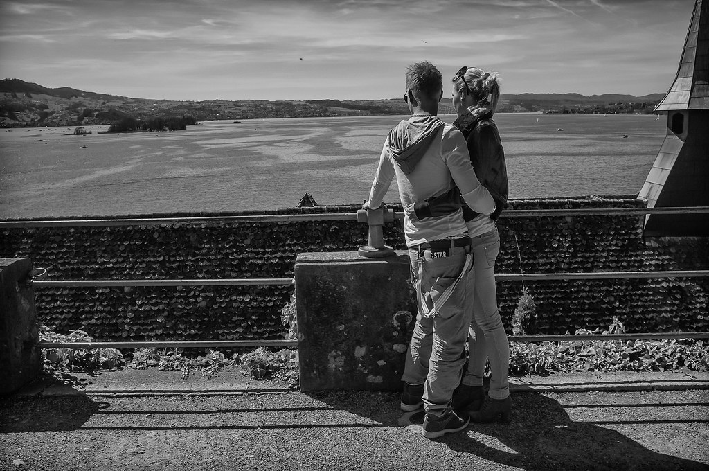 Abbraccio romantico in bianco e nero davanti a distesa