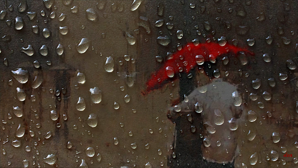 Abbraccio sotto ombrello attraverso finestrino bagnato