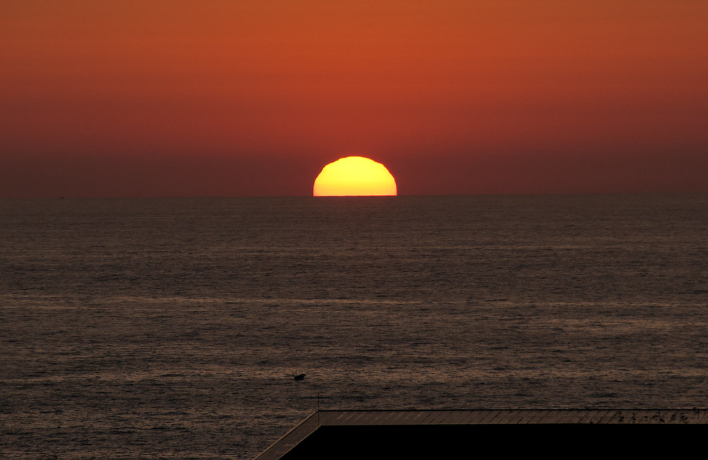 Affaccio sul mare e sul sole che sta tramontando