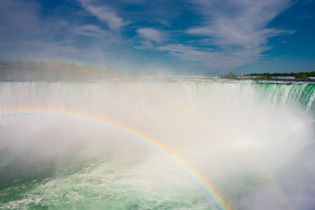 Arcobaleno a bassa quota davanti a bella cascata