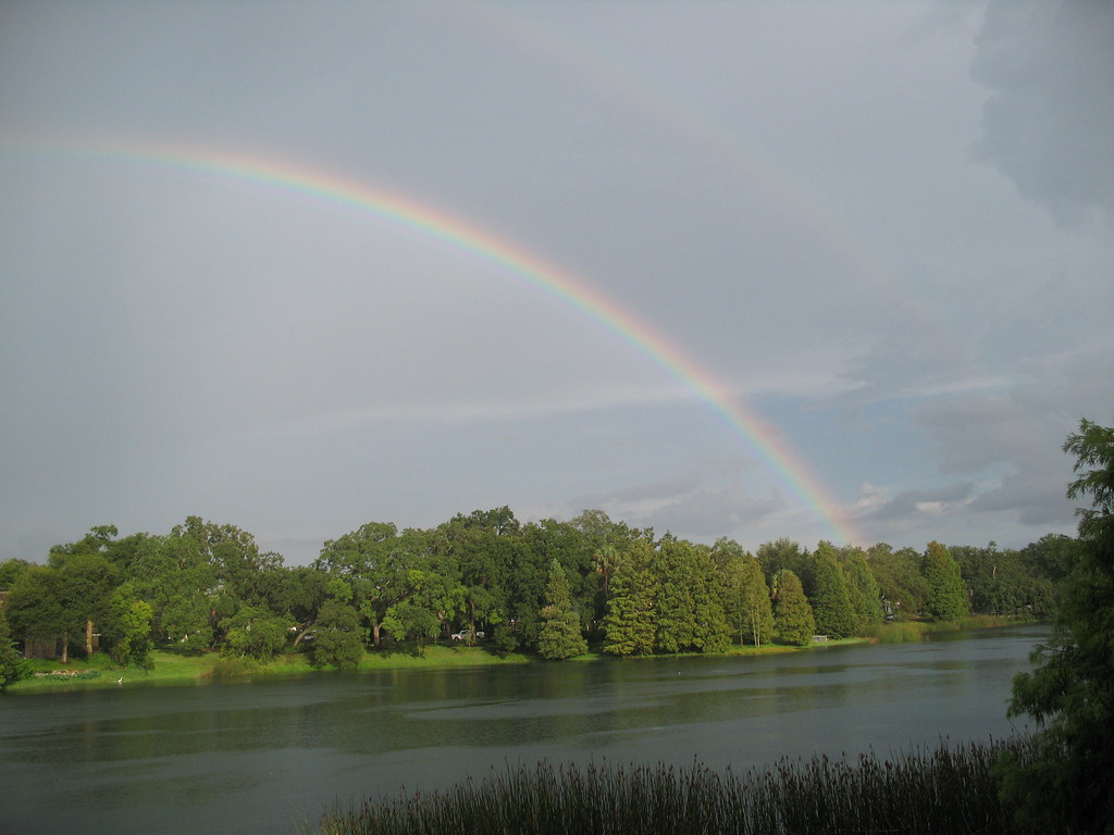 Arcobaleno che costeggia fiume
