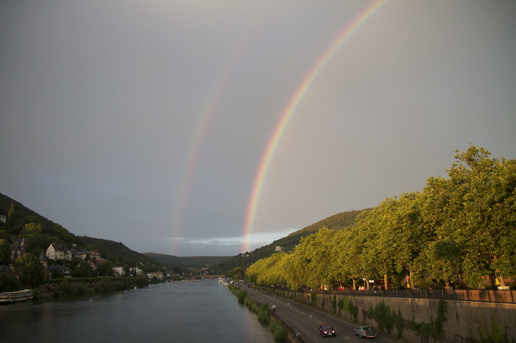 Arcobaleno che parte in prossimità di fiume