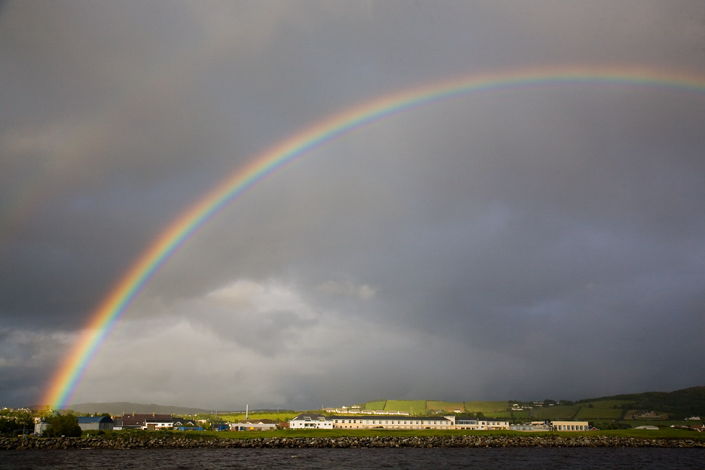 Arcobaleno che sembra un getto di acqua per innaffiare