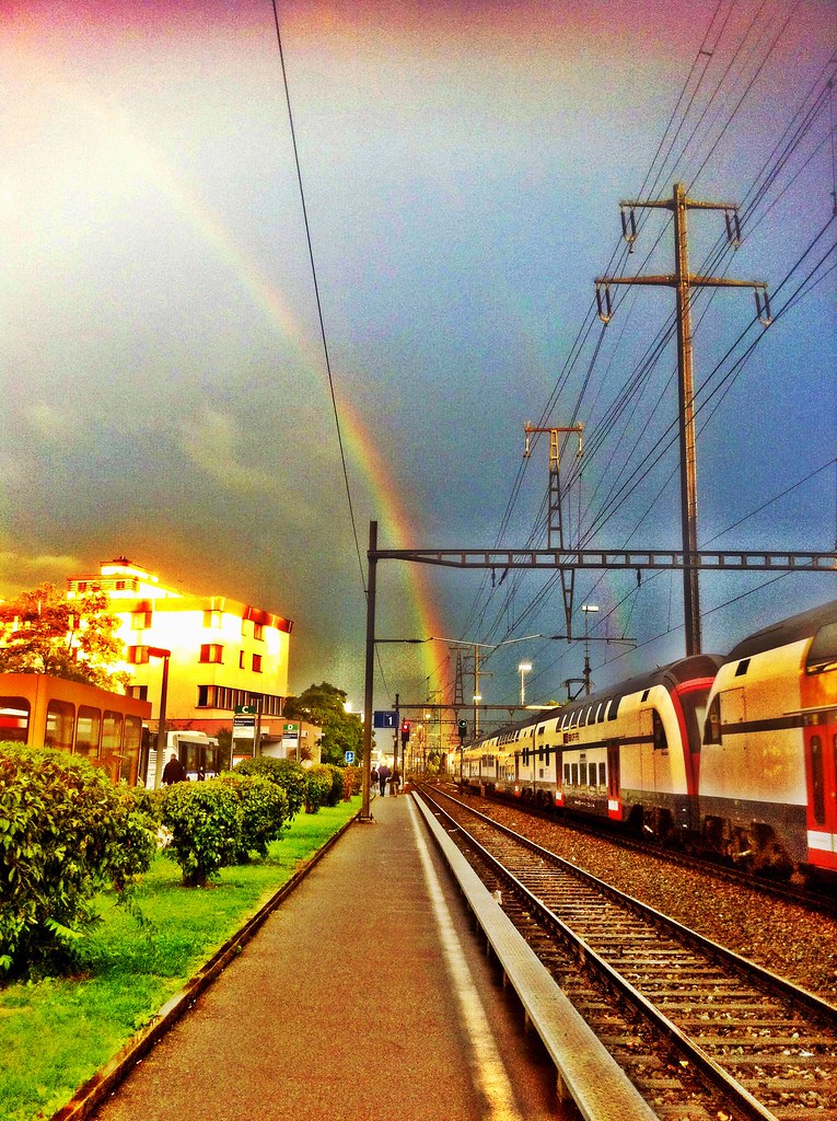 Arcobaleno che si estende dai binari del treno