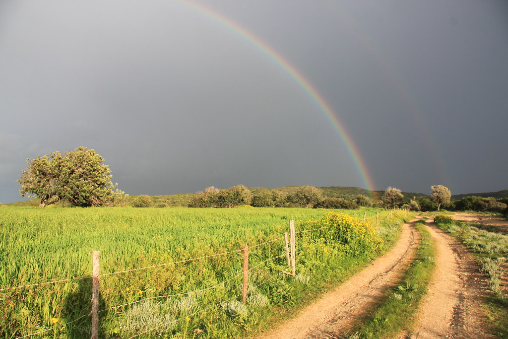 Arcobaleno con piccolo doppio sopra Karpaz