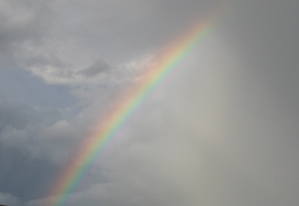 Arcobaleno in diagonale da basso sinistra a alto destra