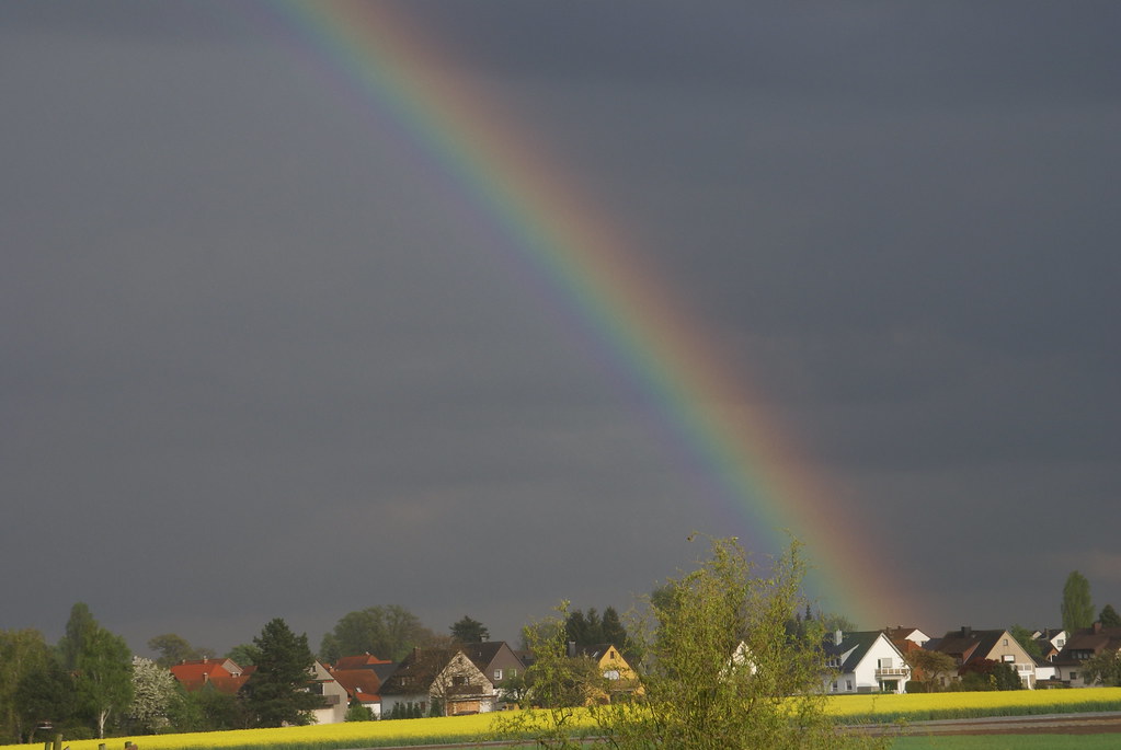 Arcobaleno in risalto in un cielo minaccioso