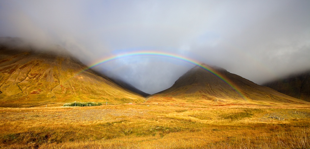 Arcobaleno sulla vallata desertica