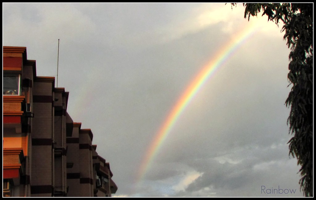 Arcobaleno verso il cielo a partire da palazzo