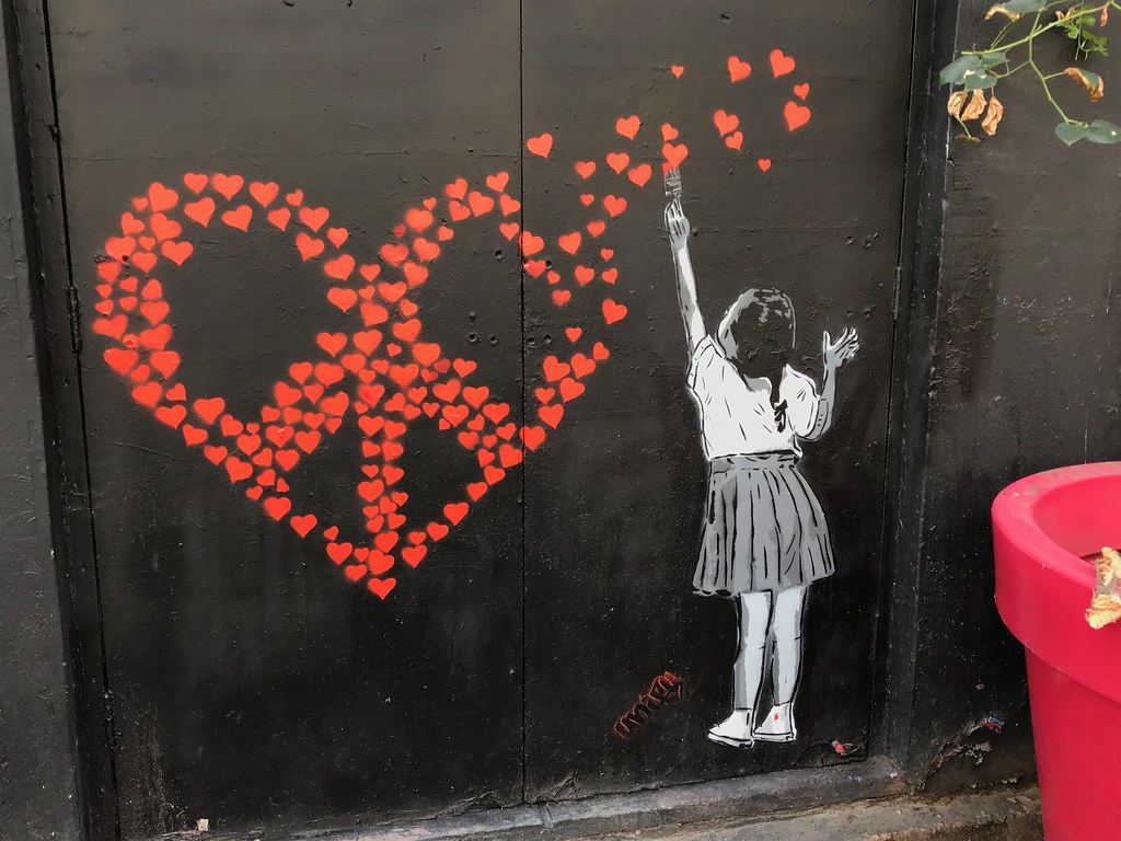 Arte di strada, disegno di cuore e bambina