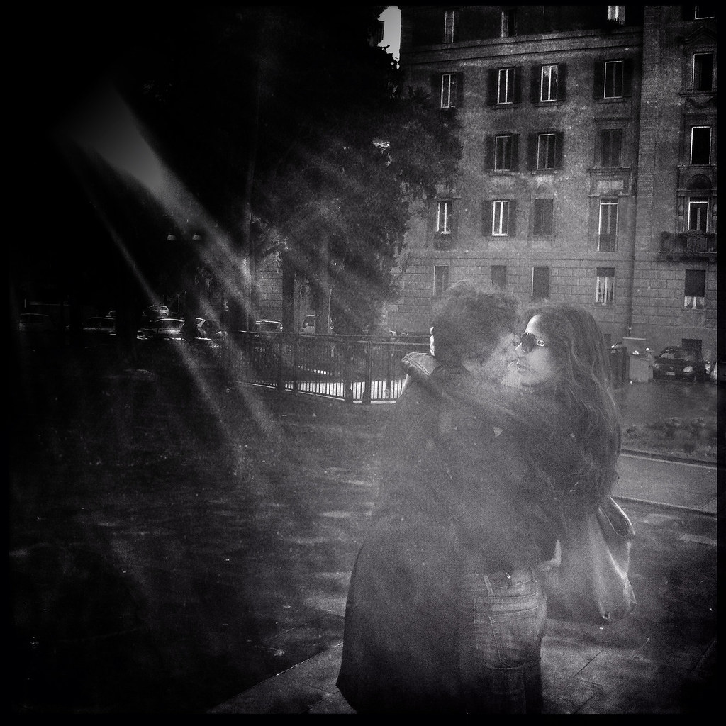 Bacio in bianco e nero a Roma