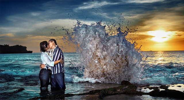 Bacio tra le onde impetuose del mare al tramonto