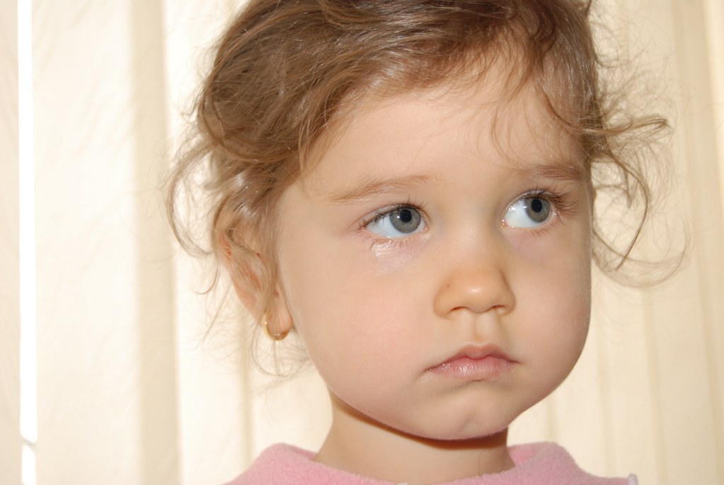 Bambina bellissima con espressione del viso molto triste