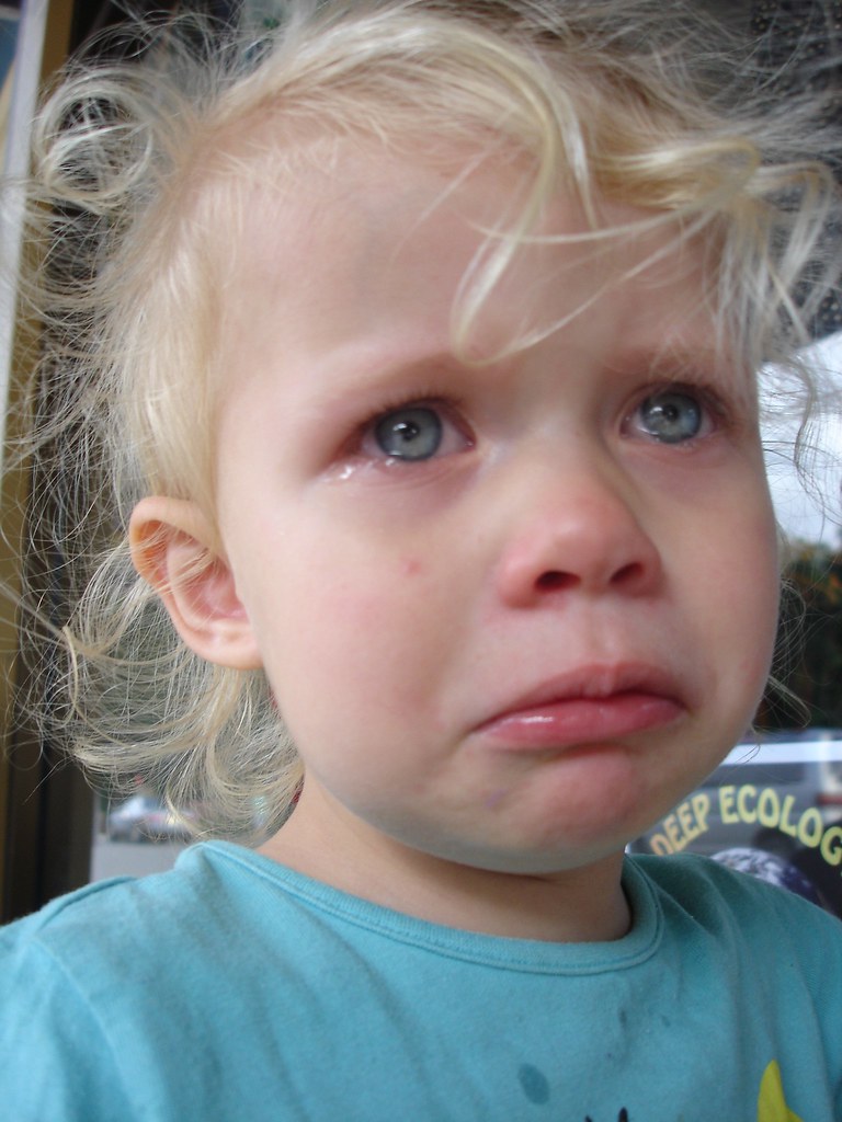 Bambina dai biondi capelli estremamente triste
