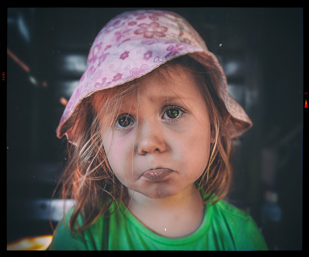Bambina triste con cappellino simpatico