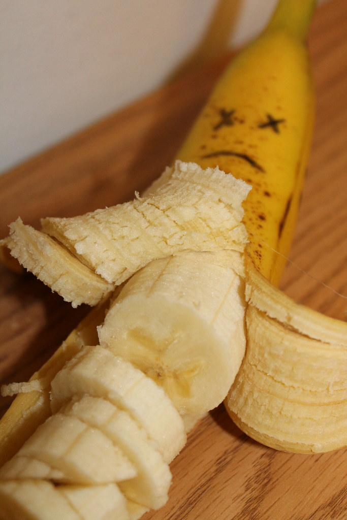Banana con incisa una faccia triste