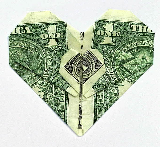 Banconota da un dollaro piegata a cuore