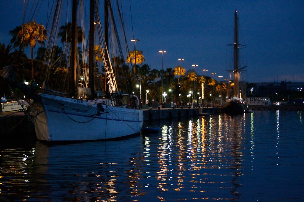 Barca di notte su romantiche acque