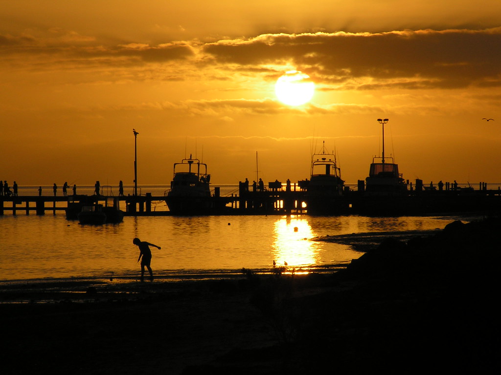 Barche al porto accarezzate dalla luce del sole al tramonto