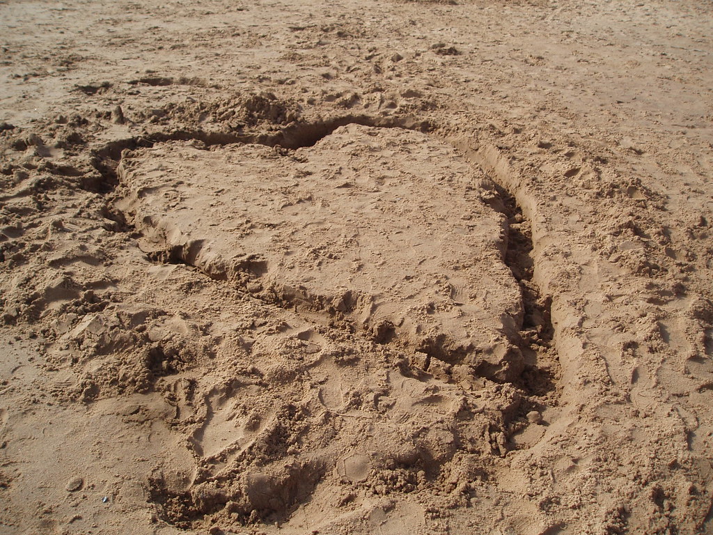 Bel cuore disegnato sulla spiaggia in profondità