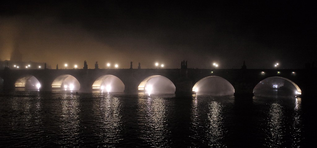 Bel ponte romantico con luci notturne