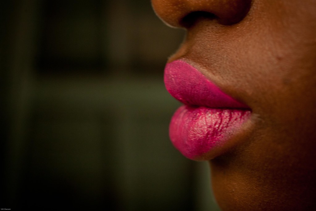 Belle labbra a forma di cuore con rossetto fucsia