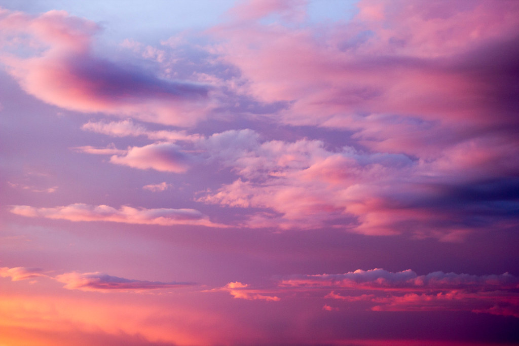 Belle nuvole di colore rosato e violaceo