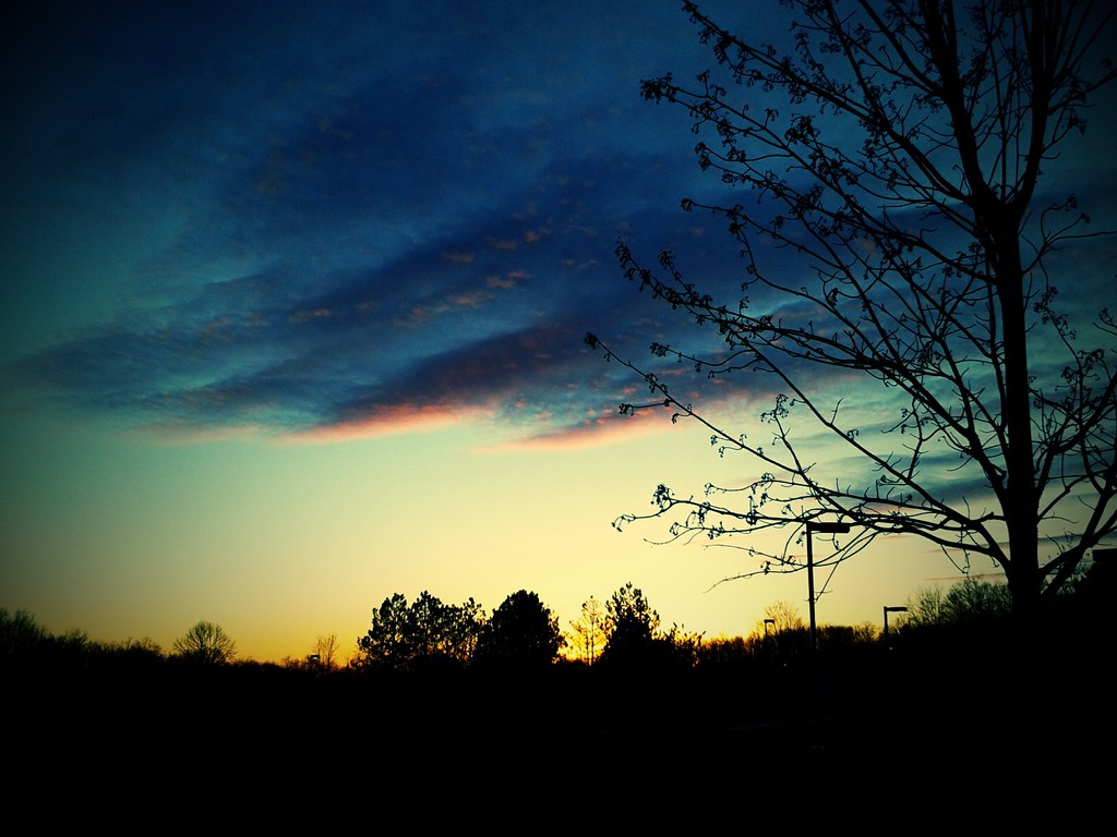 Bellissimo cielo al tramonto tinto di blu e di giallo