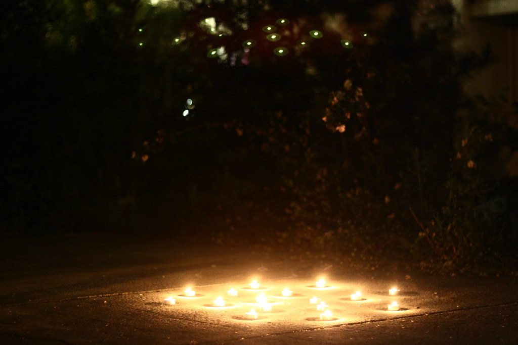 Candeline sul prato per un gesto romantico