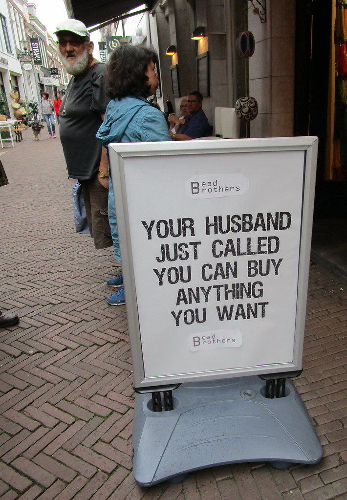 Cartello negozio tuo marito ha già chiamato tu puoi comprare qualsiasi cosa