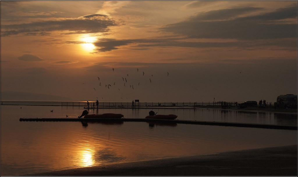 Cielo un tantino plumbeo al calar del sole sul mare