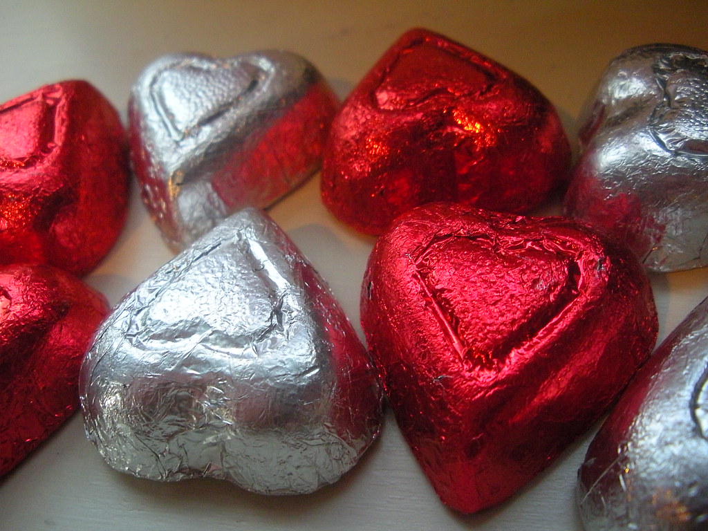 Cioccolatini a forma di cuore con carte grigia e rossa