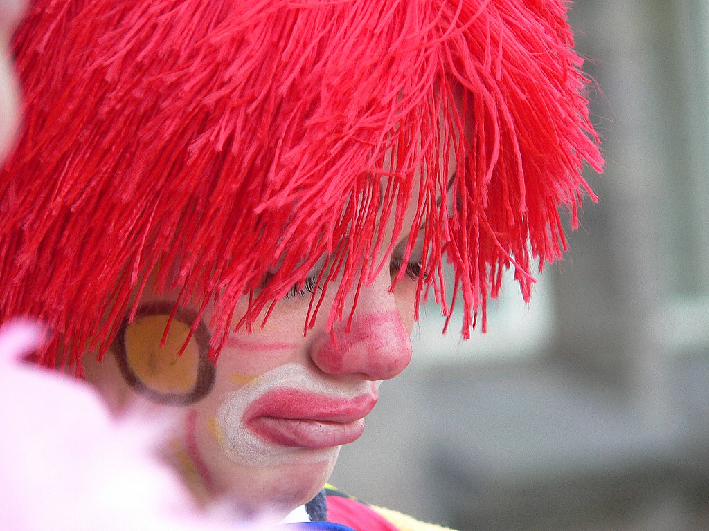 Clown con capelli rossi triste a Carnevale