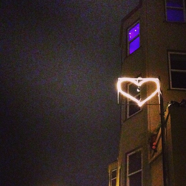 Cuore a neon che illumina con dolcezza la strada di notte