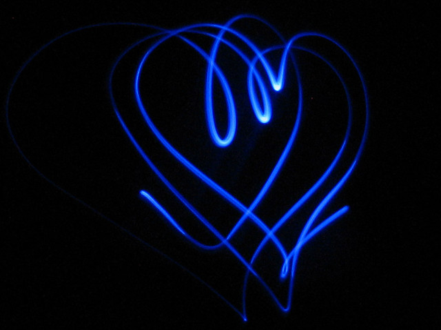 Cuore blu luminoso che sembra un disegno