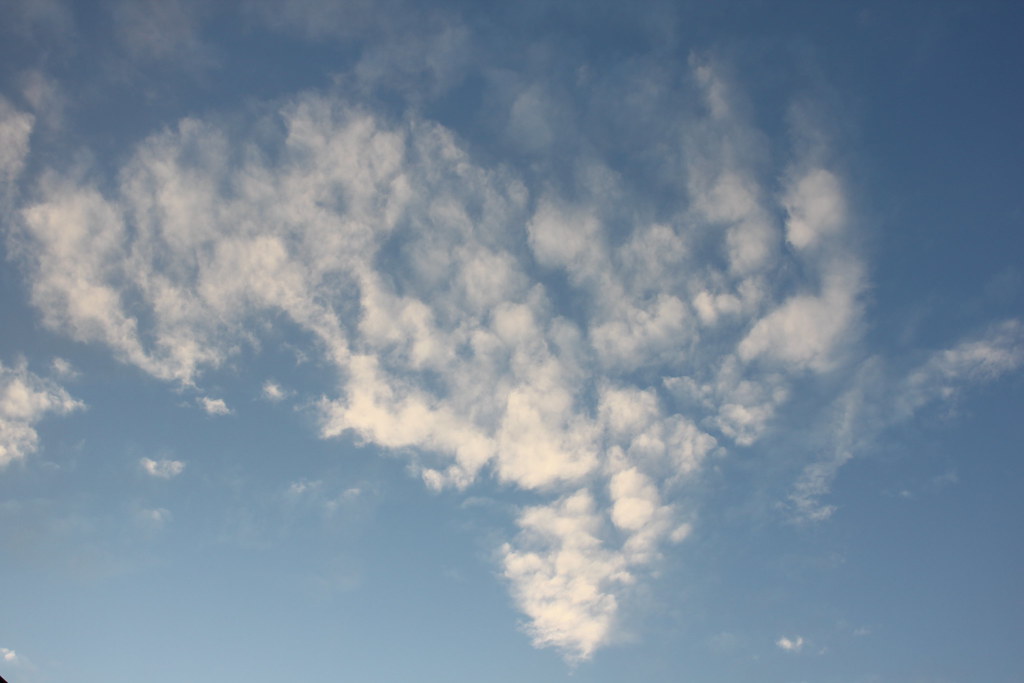 Cuore disegnato in cielo da nuvole
