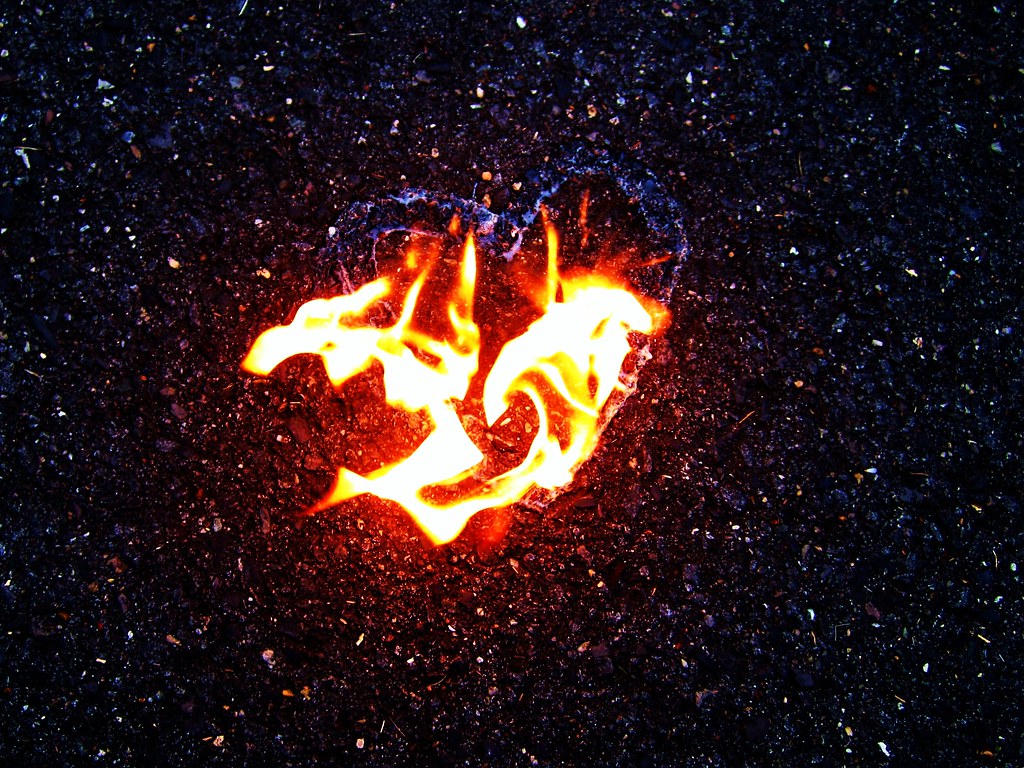 Cuore infuocato che arde nella galassia per amore