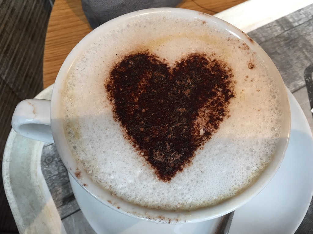 Cuore marrone che emerge dal caffè