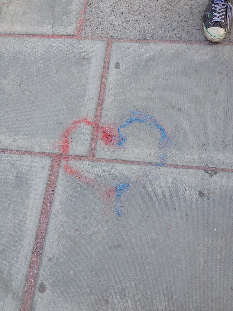 Cuore rosso e blu disegnato su pavimentazione in strada