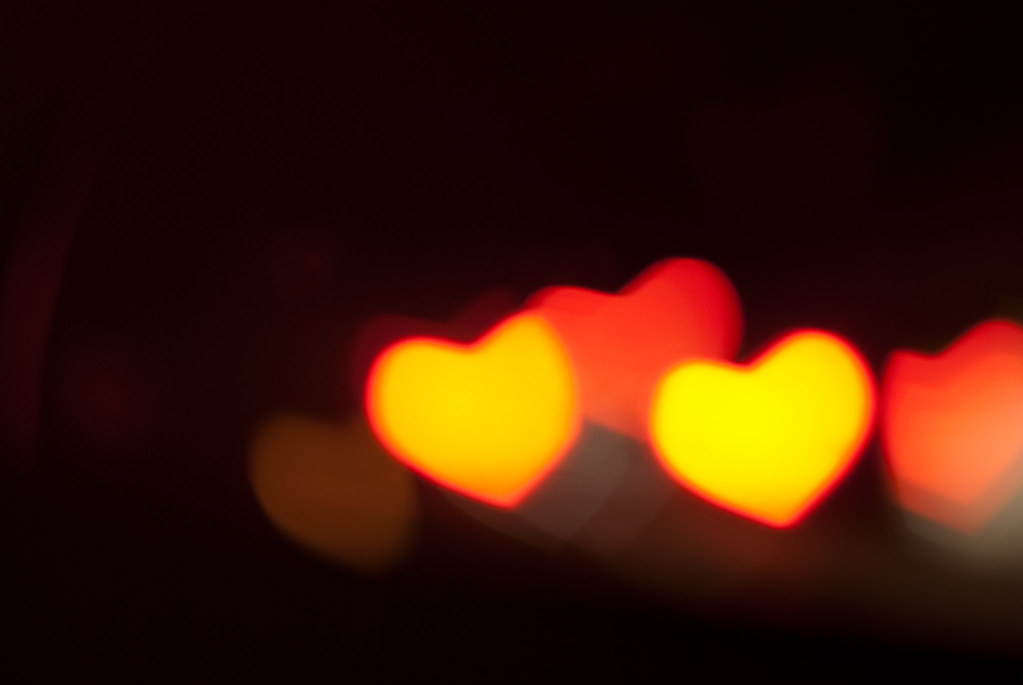 Cuori dorati luminosi fosforescenti
