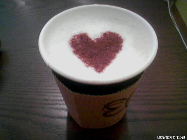 Dolce caffè latte con sopra cuore marrone