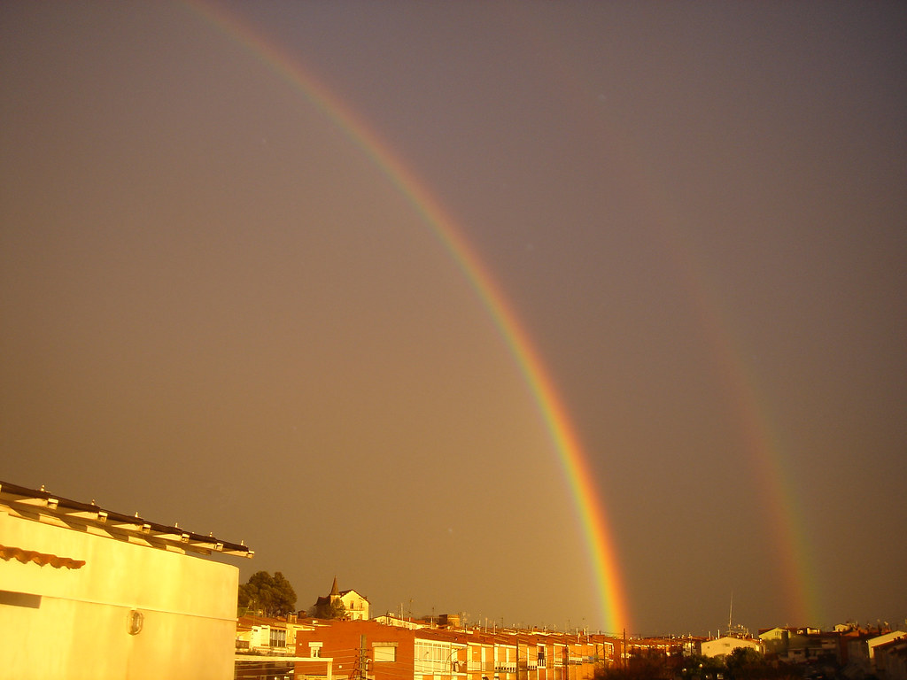 Doppio arcobaleno con cromatismo sul giallo