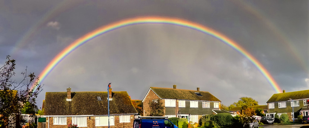 Doppio arcobaleno sopra grandi ville