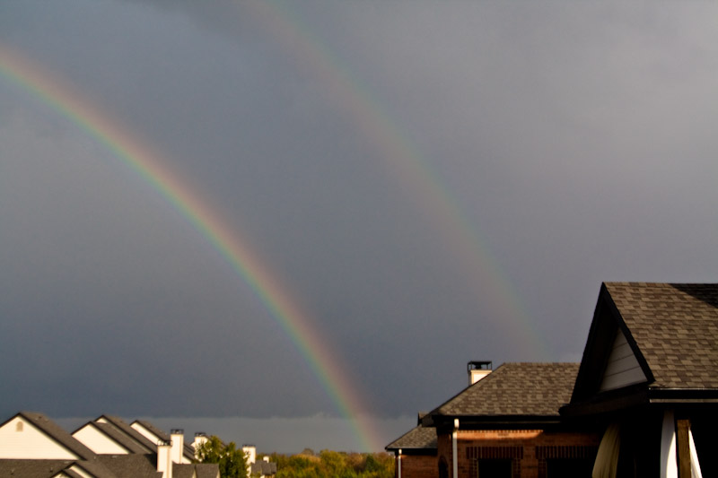 Doppio arcobaleno sopra vari cottage