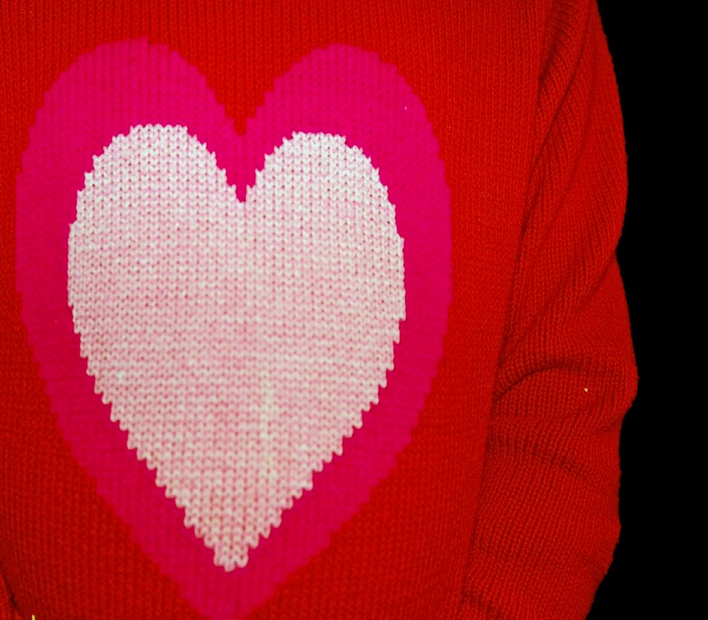 Doppio cuore stampato su maglietta rossa