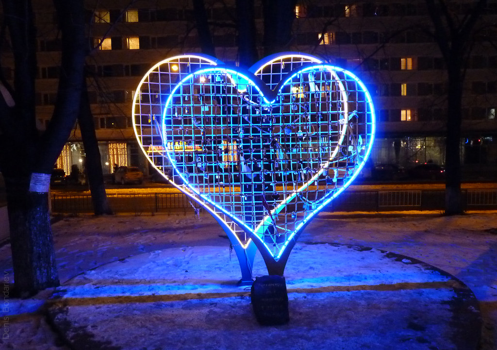 Due cuori luminosi di luce blu con rete interna