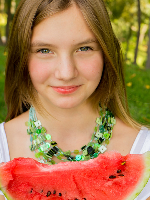 Giovane ragazza con collana e una bella fetta di cocomero