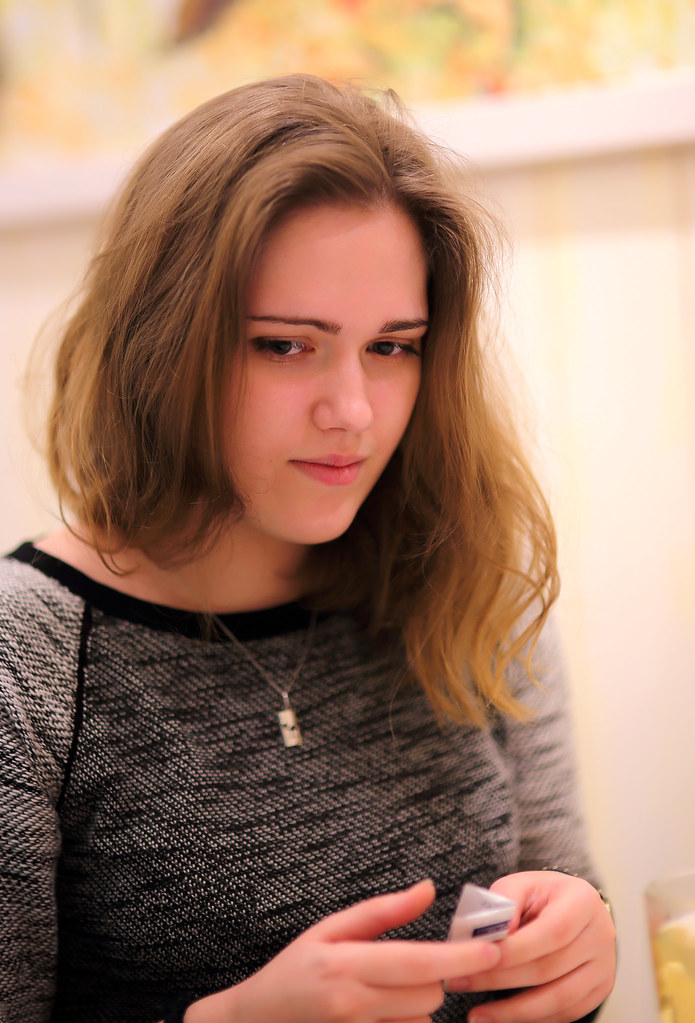 Giovane ragazza pensierosa con sguardo triste
