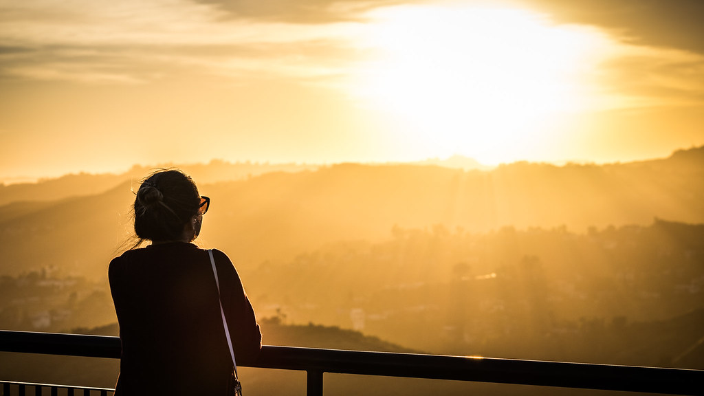 Guardando la brillante luce del cielo